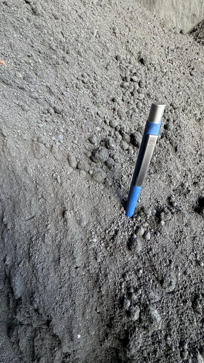 Walzzunder Körnung mit Stift als Größenreferenz
